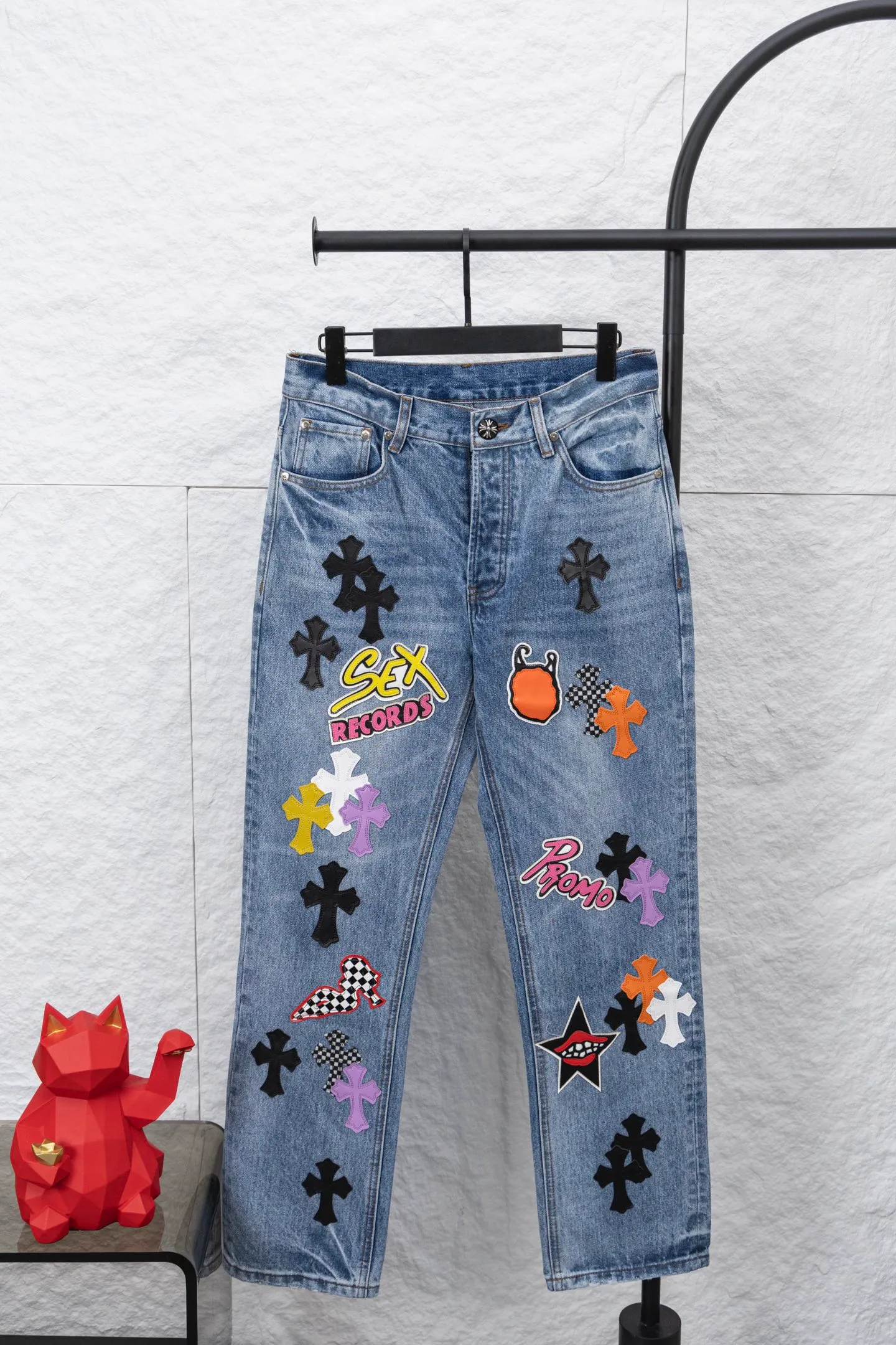 P320 model number/F095 CH Chromehearts blue graffiti cross patchwork leather heavy-duty cow king jeans, cabinet price 34W level, patchwork cross pattern embellishment, washed jeans! ! An absolutely high-end luxury product, a 1.9W-level god-level single product, a super popular product, made by top heavy industry, a magic weapon that cannot be missed!  [About Zangyin] This is an extremely luxurious fashion brand that can also be called the aristocracy of the high street. It has always been an exclusive brand for some hipsters or rich second generations. Compared with ordinary high streets, it is more luxurious and noble. Compared with luxury brands, it is more fashionable and individual. It has always been a brand that I have a special liking for. [Top heavy industry fashion design] Consistently high-street luxury style. Speaking of this style, the Zangyin family and GU family are definitely the leading representative brands. Especially the Zangyin family has really achieved a state-of-the-art effect in creating high-street style. The unique washed material is used to create this style. The color system is already quite eye-catching. After it is decorated with patchwork cross flowers, it cleverly highlights the charm of the brand. Secondly, this style uses classic The high-waist cutting design highlights the long legs and fashionable temperament of the upper body. The brand is highly recognizable and the slim fit configuration is more suitable for daily wear. It is a product that interprets personality, fashion, and specifications at a glance. This single product is enough to make any fan excited. It can be a white T-shirt for a youthful college style, or a tight suspender for a royal style. It has strong matching ability and can be easily controlled by men.   [Materials and craftsmanship] Needless to say, this point goes without saying. As an excellent craftsman brand, Zangyin’s requirements for details and craftsmanship are really perfect. The washed color of this model has gone through so many processes, not to mention the embellishment of denim appliques. It is also purely hand-made and sewn. Just like what they believe in, only hand-made things have soul and have the meaning of wear. A top-notch heavy-duty fashionable denim item, I look forward to your perfect interpretation! !   Color: Blue Version: Loose